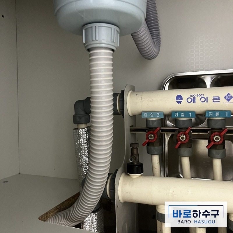 싱크대 누수 작업 후, 새 주름호스로 바꾼 배수통 아래 (안산 현장)